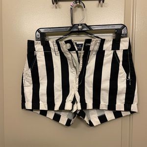 American eagle white and black shorts